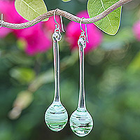 Ohrhänger aus mundgeblasenem Glas, „Grünes Pendel“ – abstrakte baumelnde Ohrringe aus mundgeblasenem Glas in Grün, Weiß und Klar