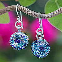 Ohrhänger aus mundgeblasenem Glas, 'Purple & Blue Berries' - Ohrhänger mit Spike-Kugeln aus mundgeblasenem Glas in Lila und Blau