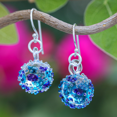 Ohrhänger aus mundgeblasenem Glas - Handgeblasene Spike-Kugel-Ohrringe aus Glas in Lila und Blau