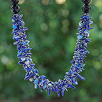 Halskette mit Perlen aus Lapislazuli und Chalcedon, „True Jewels“ – Halskette mit Perlen aus blauem Lapislazuli und Chalcedon