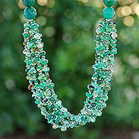 Chalcedon-Perlenhalskette, „Thoughtful Jewels“ – grünfarbene Chalcedon- und Glasperlen-Stranghalskette