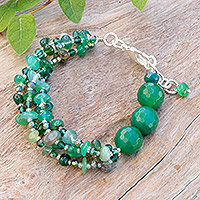 Chalcedon-Perlenarmband, „Thoughtful Jewels“ – grünfarbenes Chalcedon- und Glasperlen-Strangarmband