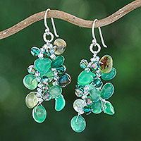 Wasserfall-Ohrringe aus Chalcedon-Perlen, „Thoughtful Jewels“ – Wasserfall-Ohrringe aus Chalcedon und Glasperlen in Grüntönen
