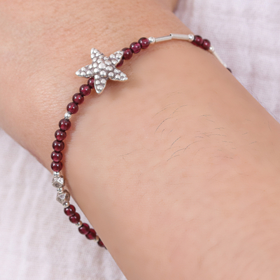 Garnet beaded pendant bracelet, 'Passionate Celebrity' - Starfish-Themed Natural Garnet Beaded Pendant Bracelet