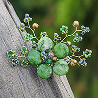 Broschennadel aus Perlen und Quarz, „Blütenblätter der Harmonie“ – Broschennadel aus grünen Zuchtperlen und Quarz in Blütenform