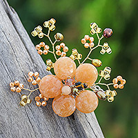 Broschennadel aus Perlen und Quarz, „Blütenblätter des Optimismus“ – Broschennadel aus orangefarbenen Zuchtperlen und Quarz in Blütenform
