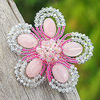 Broschennadel aus Quarz und Glasperlen, „Frühling in Zärtlichkeit“ – handgefertigte Broschennadel aus rosafarbenem Quarz und Glasperlen mit Blumenmuster