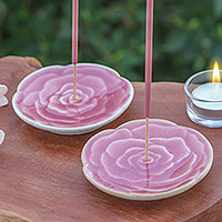 Räucherstäbchenhalter aus Keramik, „Dear Pink“ (Paar) - Handgefertigte Räucherstäbchenhalter aus rosafarbener Keramik in Rosenform (Paar)
