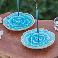 Räucherstäbchenhalter aus Keramik, „Dear Blue“ (Paar) - Handgefertigte Räucherstäbchenhalter aus blauer Keramik in Rosenform (Paar)