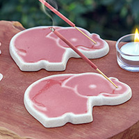 Räucherstäbchenhalter aus Keramik, „Rosa Elefant“ (Paar) - Handgefertigte rosa Räucherstäbchenhalter in Elefantenform (Paar)