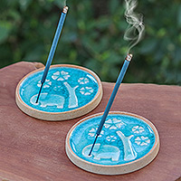 Räucherstäbchenhalter aus Keramik, „Blue in the Wild“ (Paar) - Räucherstäbchenhalter aus blauer und elfenbeinfarbener Keramik mit Naturmotiv (Paar)