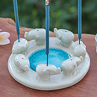 Räucherstäbchenhalter aus Keramik, „Elefantenfamilie“ – Räucherstäbchenhalter aus elfenbeinfarbener und blauer Keramik mit Elefantenmotiv