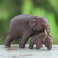 Figura de madera, 'Mamá elefante y bebé' - Figura de madera tallada a mano de madre elefante y su bebé