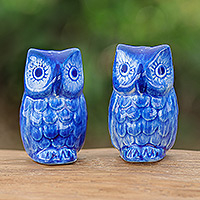 Keramikfiguren, „Blaue Kontemplationen“ (Paar) – Handgefertigte blaue und weiße eulenförmige Keramikfiguren (Paar)