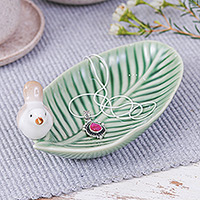 Catchall de cerámica, 'Cantos de armonía' - Catchall de cerámica verde en forma de hoja con temática de pájaro hecho a mano