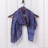 Pañuelo de seda, 'Twilight Iridescent' - Pañuelo de seda a rayas azul y morado oscuro con flecos hechos a mano