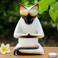 Holzskulptur „Feline Yoga“ – Handgefertigte Siamkatze-Raintree-Holzskulptur mit Yoga-Thema