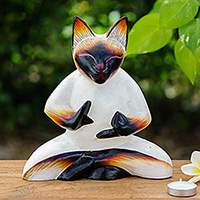 Escultura de madera, 'Iluminación felina' - Escultura de madera Raintree del gato siamés con temática de meditación