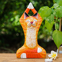 Escultura de madera, 'Crecimiento de gatito' - Escultura de madera Raintree de gato naranja con temática de yoga hecha a mano