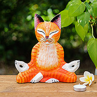 Holzskulptur „Kitten Enlightenment“ – Orangefarbene Katze-Raintree-Holzskulptur mit Meditationsthema