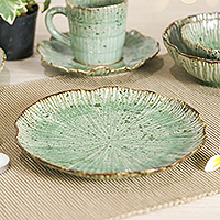 Plato de almuerzo de cerámica Celadon, 'Lotus Table' - Plato de almuerzo de cerámica Celadon verde moteado inspirado en el loto