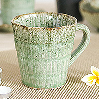 Taza de cerámica Celadon, 'Green Trend' - Taza de cerámica Celadon verde moteada hecha a mano