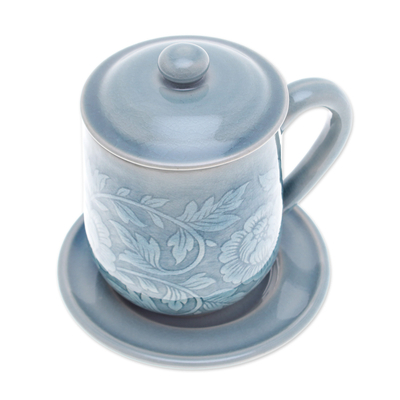 Tasse und Untertasse aus Celadon-Keramik mit Deckel, „Luxus-Pfingstrose in Blau“ – klassische Tasse und Untertasse aus Celadon-Keramik mit Deckel in Knisterblau