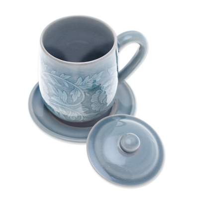 Tasse und Untertasse aus Celadon-Keramik mit Deckel, „Luxus-Pfingstrose in Blau“ – klassische Tasse und Untertasse aus Celadon-Keramik mit Deckel in Knisterblau