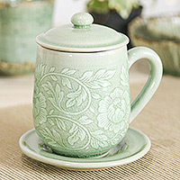 Tasse und Untertasse aus Celadon-Keramik mit Deckel, „Luxus-Pfingstrose in Grün“ – Tasse und Untertasse aus Celadon-Keramik mit Blumenmuster in knisterndem Grün
