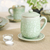 Tasse und Untertasse aus Celadon-Keramik mit Deckel - Tasse und Untertasse aus floraler, grüner Celadon-Keramik mit Überzug