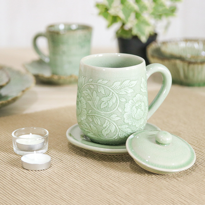 Tasse und Untertasse aus Celadon-Keramik mit Deckel - Tasse und Untertasse aus floraler, grüner Celadon-Keramik mit Überzug