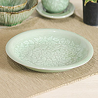 Celadon-Keramik-Essteller, „Wealthy Peony“ – Blumengrüner Keramik-Essteller mit Crackle-Finish