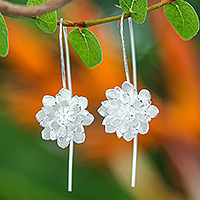 Tropfenohrringe aus Sterlingsilber, „Chic Blossom“ – Blumenförmige Tropfenohrringe aus Sterlingsilber aus Thailand