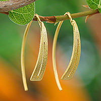 Vergoldete Ohrhänger, „Bright Modern Splendor“ – Moderne, durchbrochene Ohrhänger aus gebürstetem Satin mit 18-Karat-Vergoldung