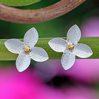Knopfohrringe mit Goldakzent, „Grace of Spring“ – Blumenförmige Knopfohrringe mit 18-karätigem Goldakzent