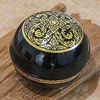 Deko-Box aus Holz, „Thai Triumph“ – Lackierte, floral gemusterte, runde Deko-Box aus Mangoholz