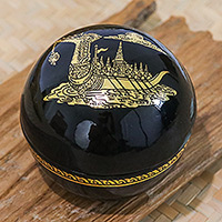 Dekorative Holzbox, „Thai Epic“ – Lackierte runde Holz-Dekorbox im Suphannahong-Stil