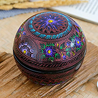 Deko-Box aus Holz, „Blooming Illusion“ – Runde Deko-Box mit floraler Bemalung in Rosa, Lila und Blau