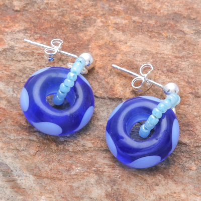 Ohrhänger aus mundgeblasenen Glasperlen, „Perpetual Love“ – mundgeblasene blaue Ohrhänger aus Glasperlen mit Herzmotiv