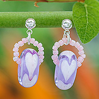 Ohrhänger aus mundgeblasenen Glasperlen, „Perennial Love“ – Ohrhänger aus mundgeblasenen Glasperlen in Lila mit Herzmotiven