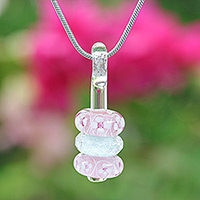 Collar colgante con cuentas de vidrio, 'Kind Amulets' - Collar colgante con cuentas de vidrio floral rosa y blanco