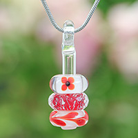 Halskette mit Anhänger aus Glasperlen, „Courageous Amulets“ – Halskette mit Blumenanhänger aus roten und orangefarbenen Glasperlen