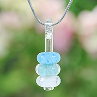 Glasperlen-Anhänger-Halskette, „Himmlische Amulette“ – handgefertigte blaue und weiße Glasperlen-Anhänger-Halskette