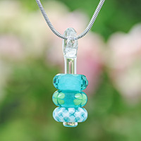 Collar colgante con cuentas de vidrio, 'Amuletos de la suerte' - Collar colgante con cuentas de vidrio azul y verde frondoso