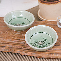 Gewürzschalen aus Seladon-Keramik, „Lovely Lotus“ (Paar) – Paar florale Gewürzschalen aus Seladon-Keramik in Grün