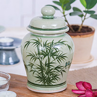Tarro decorativo de cerámica celadón. - Tarro decorativo de cerámica Celadon con temática de bambú en verde