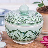 Dekoratives Glas aus Celadon-Keramik, „Blühende Reispflanze“ – dekoratives Glas aus Celadon-Keramik mit Reisblumen- und Vogelmotiv