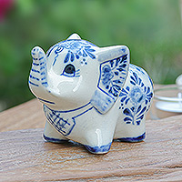 Keramikstatuette „Little Joy“ – Blumenstatuette aus blauer und weißer Keramik in Elefantenform