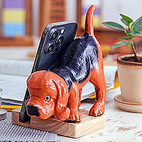 Handyhalter aus Holz, „Hilfreicher Beagle“ – handgeschnitzter und bemalter Handyhalter aus Holz mit Beagle-Hund