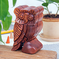 Holz-Puzzle-Box, „Owl Enigma“ – handgeschnitzte, eulenförmige Raintree-Holz-Puzzle-Box